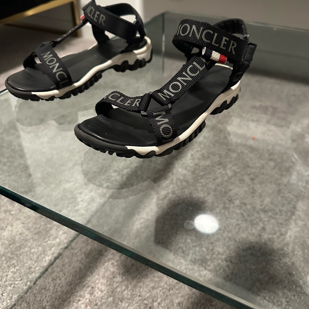 Moncler Enfant boys logo strap sandals